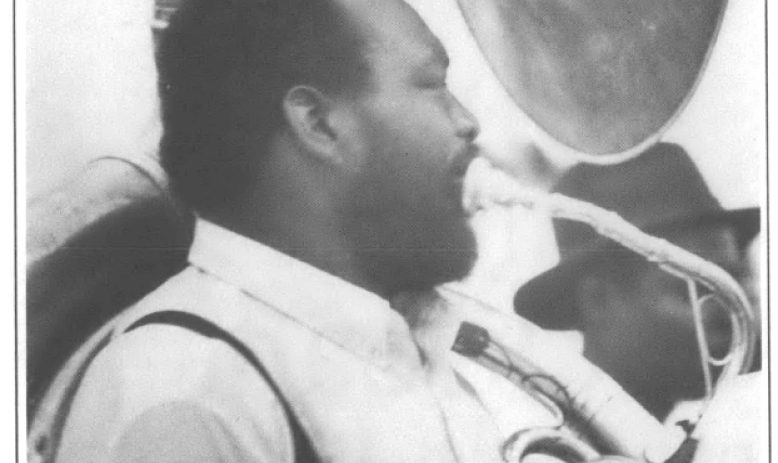 Profil of a man playing the sousaphone tuba