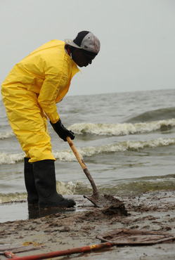 bp_oil_cleanup_worker.jpg