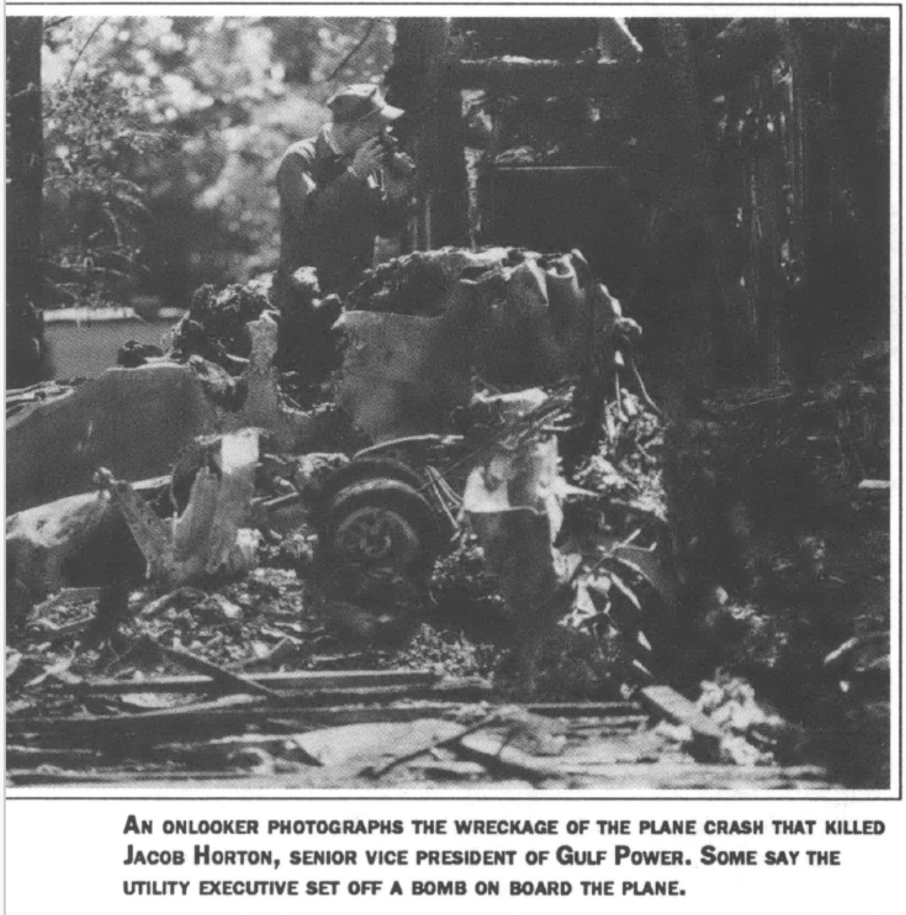 onlooker photographs a plane crash